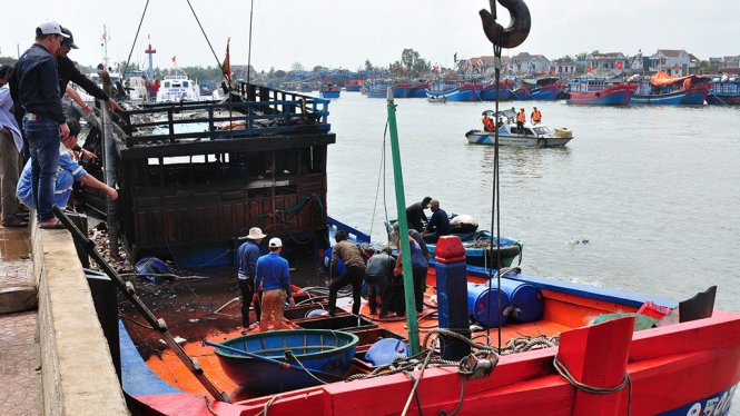 ​Cháy tàu cá, khoảng 5.000 lít dầu tràn ra biển