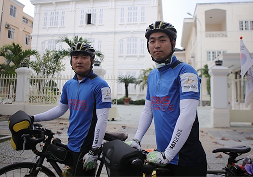 Hai sinh viên Hàn Quốc đạp xe hơn 1.700 km đ