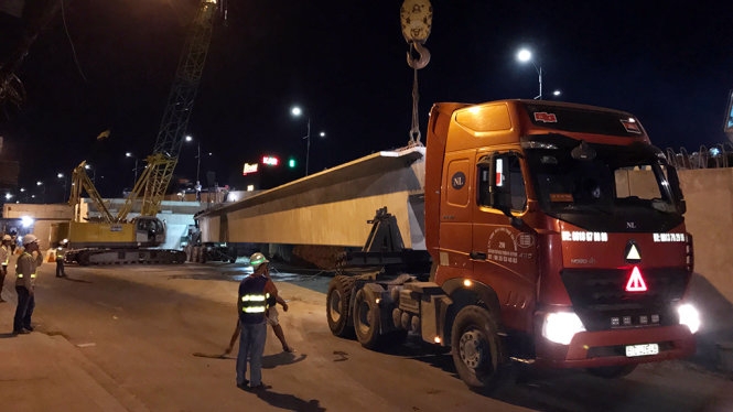 Lắp nhịp dầm cầu vượt nút giao thông Gò Mây