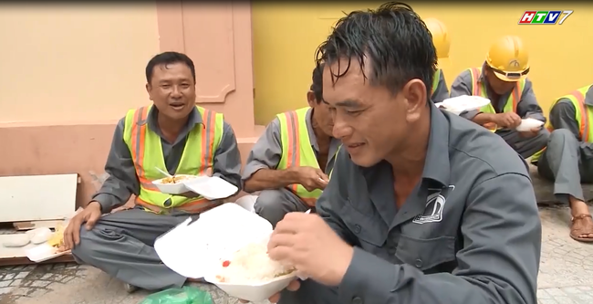 4 Clip công nhân ngâm mình dưới cống rác thải