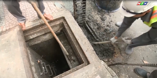 Clip công nhân ngâm mình dưới cống rác thải