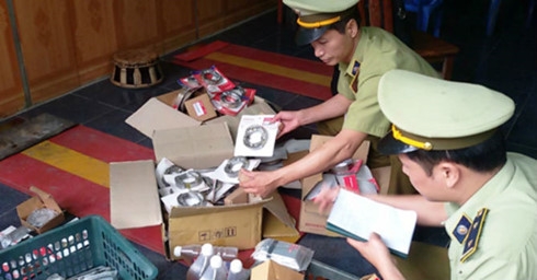Phát hiện cơ sở kinh doanh phụ tùng ô tô dán tem H