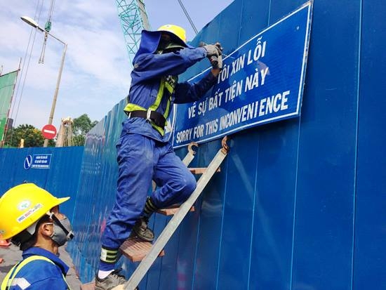 2 Lắp biển chỉ dẫn giao thông bằng song ngữ Việt- 