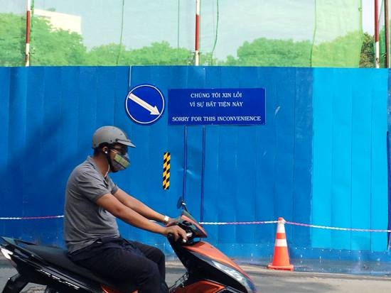 Lắp biển chỉ dẫn giao thông bằng song ngữ Việt- An