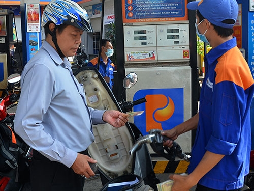 Giá xăng đảo chiều, giảm lần thứ 4