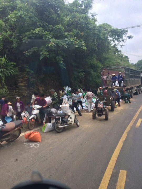 2 Xe chở cám gặp nạn khiến 2 người chết, dân đua n