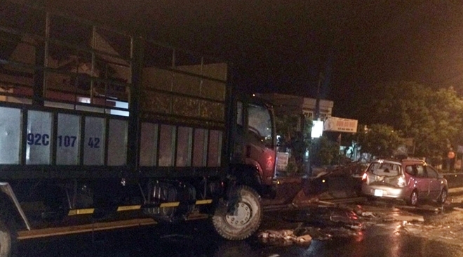 CSGT dầm mưa dọn dẹp thùng giấy cát-tông