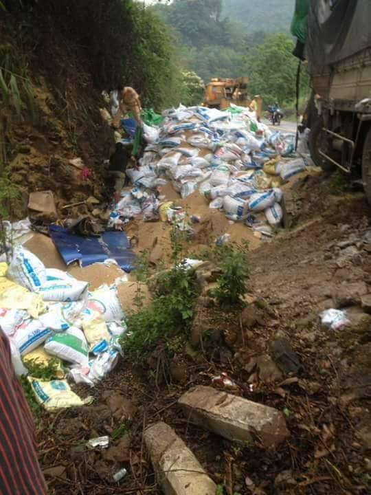 Xe chở cám gặp nạn khiến 2 người chết, dân đua nha