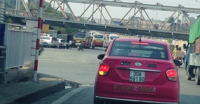 Taxi truyền thống “lột mào” cạnh tranh Uber, Grab