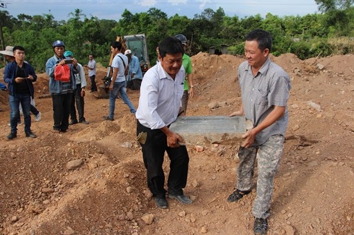 2 Tìm thấy bia mộ vợ vua triều Nguyễn t