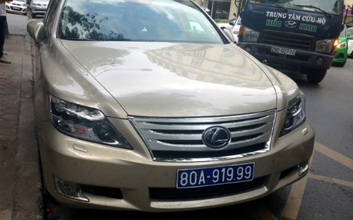 2 Những đại gia đi xe sang tiền tỷ nhưng gắn biển 