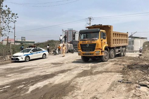 Xử lý nghiêm xe quá tải ở khu vực cảng Khuyến Lươn