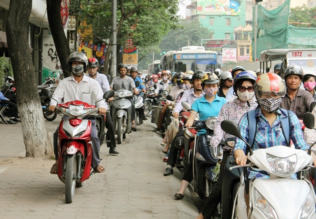 Muôn kiểu ‘né’ đường tắc khiến giao tho