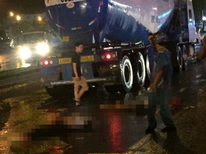 Chị đèo em ngã ra đường, xe đầu kéo cán 