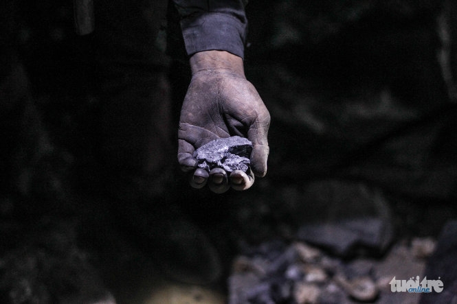 10 Cheo leo mưu sinh trên bãi thải quặng