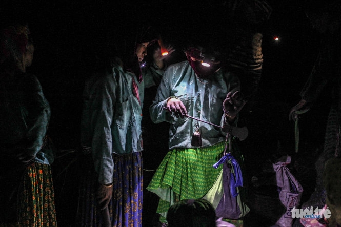 11 Cheo leo mưu sinh trên bãi thải quặng