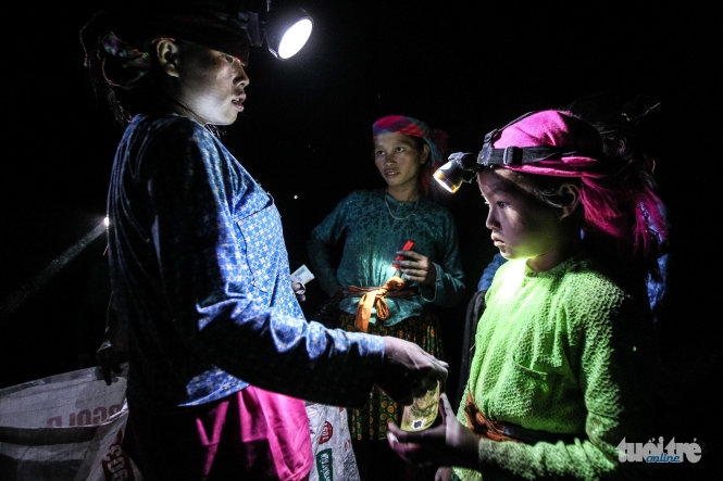 12 Cheo leo mưu sinh trên bãi thải quặng