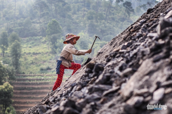 13 Cheo leo mưu sinh trên bãi thải quặng