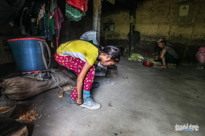 14 Cheo leo mưu sinh trên bãi thải quặng