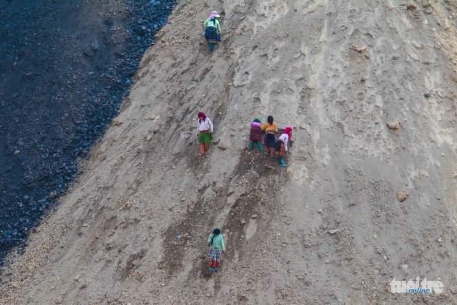 2 Cheo leo mưu sinh trên bãi thải quặng