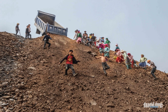 4 Cheo leo mưu sinh trên bãi thải quặng