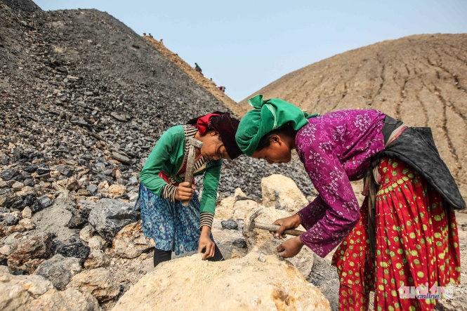 5 Cheo leo mưu sinh trên bãi thải quặng