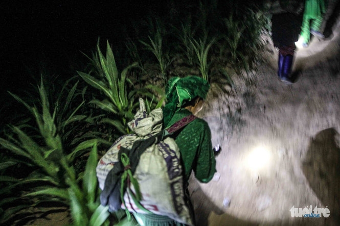 6 Cheo leo mưu sinh trên bãi thải quặng