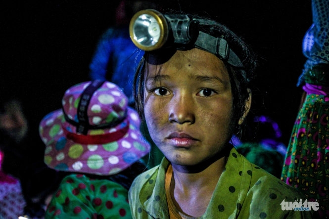 8 Cheo leo mưu sinh trên bãi thải quặng