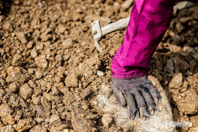 9 Cheo leo mưu sinh trên bãi thải quặng