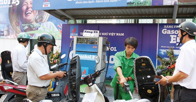 Băn khoăn chuyện “giải cứu” xăng E5