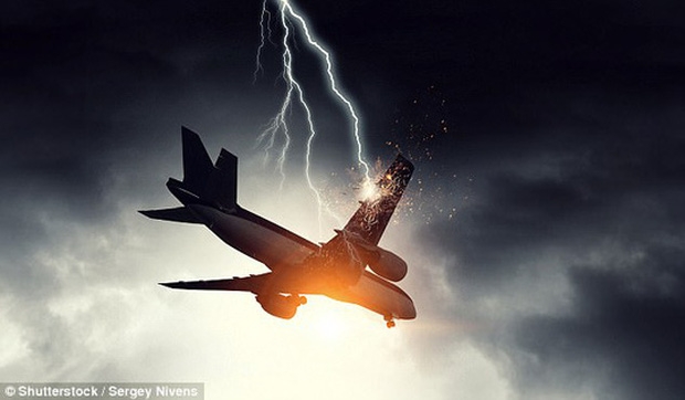 Máy bay bị sét đánh thủng 46 lỗ vẫn bay t