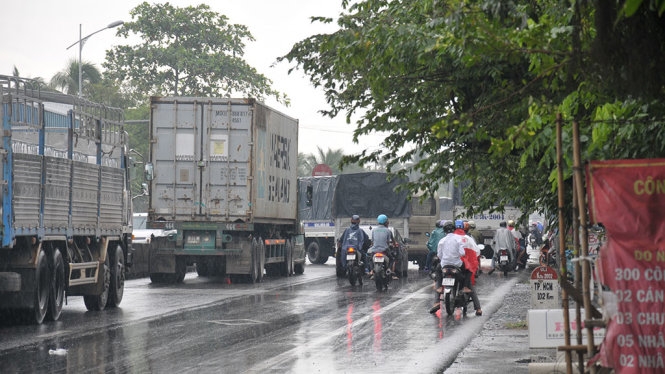Xe cộ ùn ùn né trạm thu phí Cai Lậy