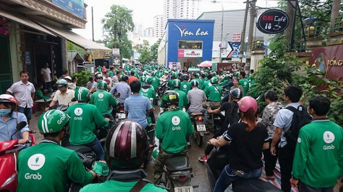 Hàng trăm lái xe GrabBike tụ tập, cả tuyế
