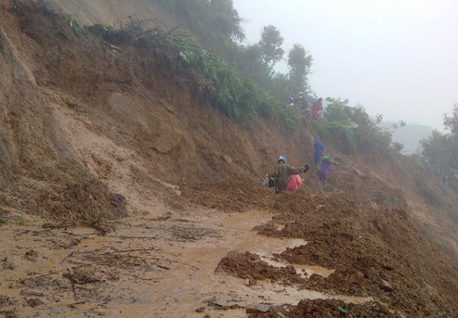 Mưa lớn gây sạt lở, nhiều tuyến đường bị chia cắt