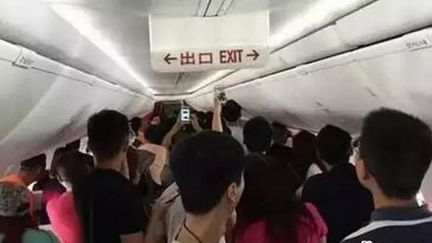 Ngồi nhầm khoang hạng nhất, đánh từ tiếp viên đến 