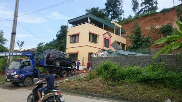 Mưa lớn gây sạt lở đất, đè bẹp 3 ô tô và nhiều xe 