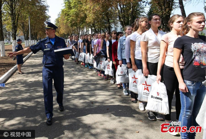 3 Xem dàn mỹ nữ đi thi tuyển phi công quân sự ở Ng