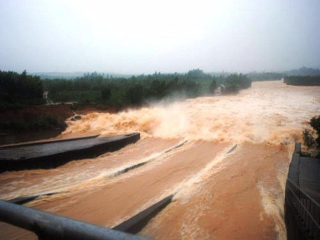 Hai cán bộ biên phòng bị lũ cuốn mất tích cùng ôtô