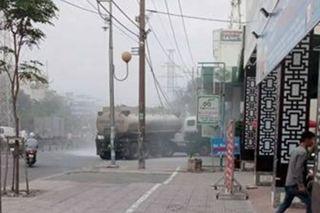 Xe bồn chở xăng gây cháy nổ vì vướng dây điện hạ t