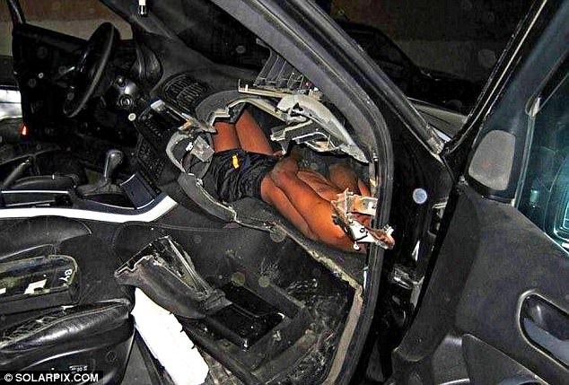 Thế giới phẫn nộ với kẻ nhồi nhét bé trai sau bảng