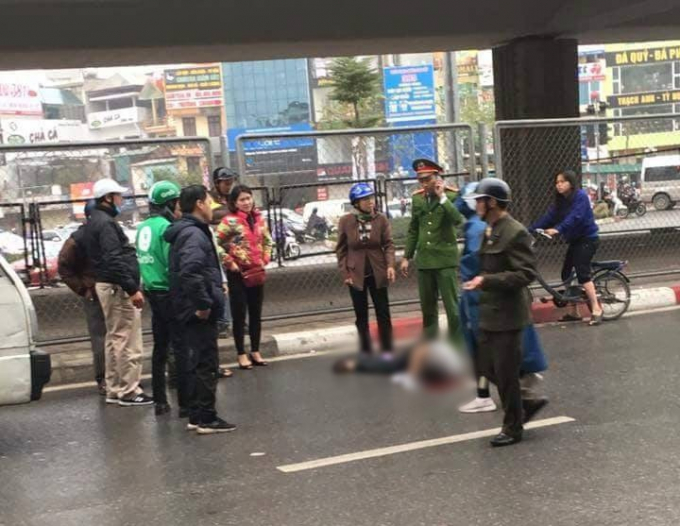 Người đàn ông nhảy cầu vượt Ngã Tư Sở, nằm bất độn