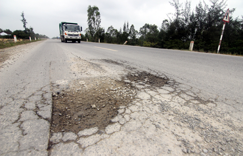 Quảng Nam sửa chữa đường nghìn tỷ bị ổ gà