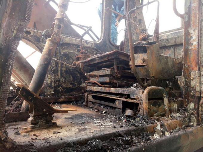 Thi công đường, máy xúc gần 1 tỷ bốc cháy trong đê