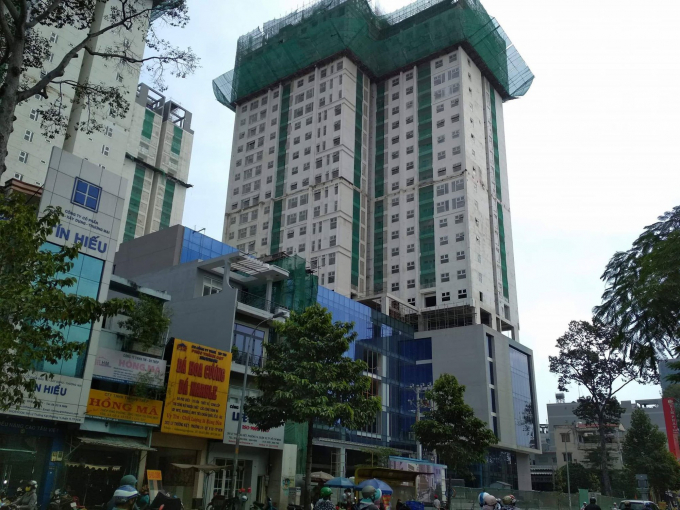 2 Thanh niên bị thanh sắt từ cao ốc rơi trúng đầu 