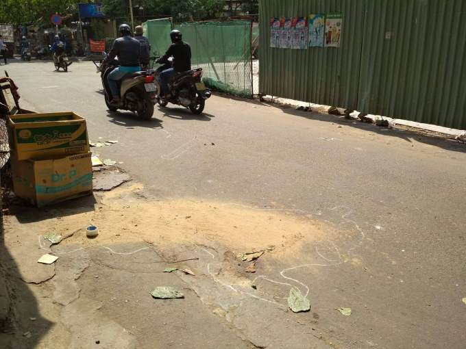 Thanh niên bị thanh sắt từ cao ốc rơi trúng đầu ng