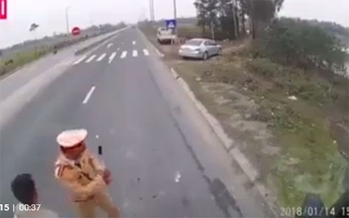 Xác minh CSGT dẫm lên vật nghi là tiền trên quốc l