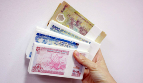 Nhân viên ngân hàng thấp thỏm trước áp lực đổi tiề