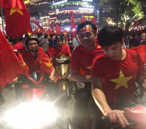 Phó thủ tướng Vũ Đức Đam xuống đường mừng U23 Việt