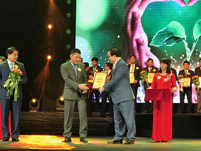 Anh - THM ung ho 11000 chiec ghe cho nha van hoa c