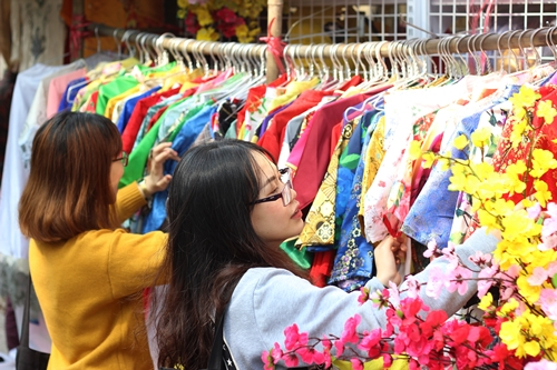 Cho thuê áo dài Tết kiếm chục triệu mỗi ngày